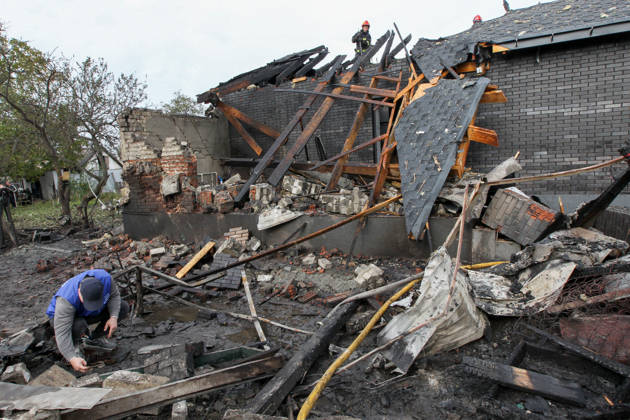A man explores the ruins as rescuers work during a response effort to a Russian attack on a residential area in Dnipro, Ukraine, October 22, 2026. According to city head Borys Filatov, 11 private houses were damaged in the strike on Thursday morning, and one home burned down completely. (Photo by Mykola Miakshykov Ukrinform) Russian army attacks residential area in Dnipro  Copyright: xMykolaxMiakshykovx