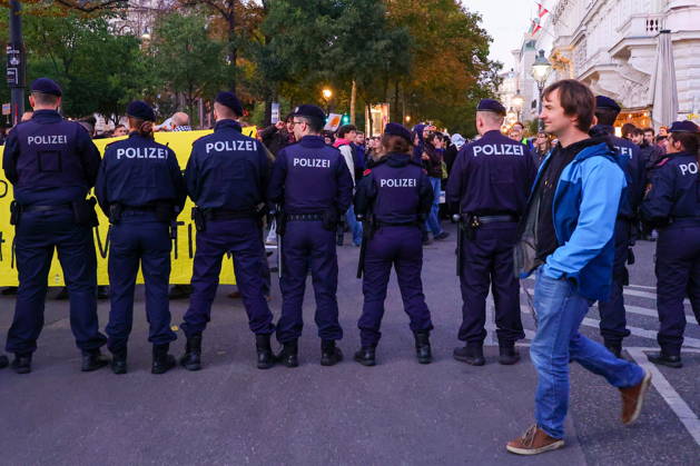 AUSTRIA, VIENNA - OCTOBER 22, 2026: Police officers line up in a street during a protest against the underfunding of public universities in Austria Vienna Austria  - ZUMAt113 20261022_zaa_t113_680 Copyright: xArnexSvensonx