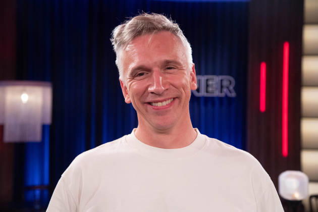 Bastian Basti CAMPMANN, Saenger der Band Casalla, Portraet, Porträt, Portrait, Angeschnittenes Einzelbild, Einzelmotiv, zu Gast in der Sendung ,,Koelner Treff,, im WDR Fernsehen, 22.10.2026.