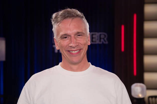 Bastian Basti CAMPMANN, Saenger der Band Casalla, Portraet, Porträt, Portrait, Angeschnittenes Einzelbild, Einzelmotiv, zu Gast in der Sendung ,,Koelner Treff,, im WDR Fernsehen, 22.10.2026.