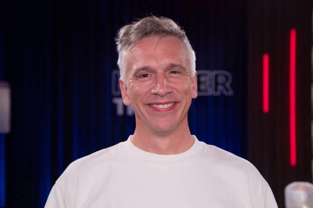 Bastian Basti CAMPMANN, Saenger der Band Casalla, Portraet, Porträt, Portrait, Angeschnittenes Einzelbild, Einzelmotiv, zu Gast in der Sendung ,,Koelner Treff,, im WDR Fernsehen, 22.10.2026.