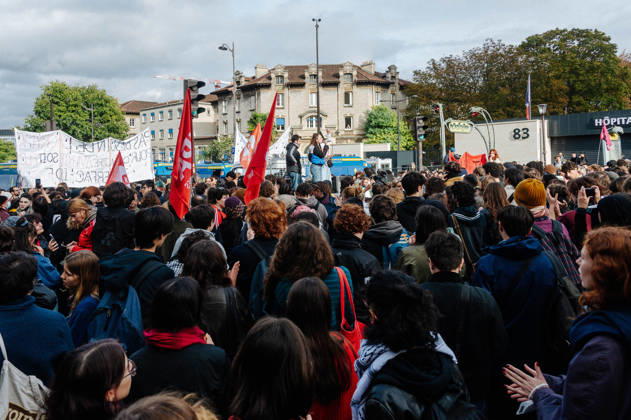 On Thursday, October 22, 2026, the high school and student protest planned in Paris, starting from the PitiÃ -SalpÃªtriere hospital (13th arrondissement), is finally being held as a static gathering. Banned on Wednesday by the Police Prefecture and then authorized by the administrative court, it saw a new prefectural decree cancel the march toward Place de la Bastille. Hundreds of protesters are gathered in front of the hospital, while several metro stations (Place d Italie, Austerlitz, Bastille) have remained closed since 10 a.m. - 22 10 2026 - France Paris Paris -  JanxSchmidt-Whitley LexPictorium LePictorium_0344756
