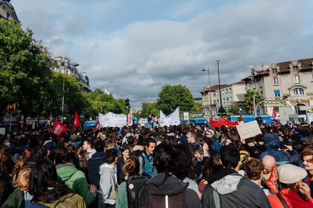 On Thursday, October 22, 2026, the high school and student protest planned in Paris, starting from the PitiÃ -SalpÃªtriere hospital (13th arrondissement), is finally being held as a static gathering. Banned on Wednesday by the Police Prefecture and then authorized by the administrative court, it saw a new prefectural decree cancel the march toward Place de la Bastille. Hundreds of protesters are gathered in front of the hospital, while several metro stations (Place d Italie, Austerlitz, Bastille) have remained closed since 10 a.m. - 22 10 2026 - France Paris Paris -  JanxSchmidt-Whitley LexPictorium LePictorium_0344757