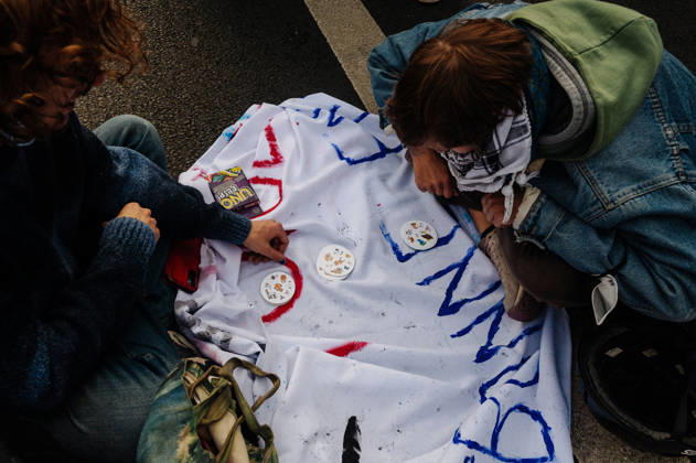 On Thursday, October 22, 2026, the high school and student protest planned in Paris, starting from the PitiÃ -SalpÃªtriere hospital (13th arrondissement), is finally being held as a static gathering. Banned on Wednesday by the Police Prefecture and then authorized by the administrative court, it saw a new prefectural decree cancel the march toward Place de la Bastille. Hundreds of protesters are gathered in front of the hospital, while several metro stations (Place d Italie, Austerlitz, Bastille) have remained closed since 10 a.m. - 22 10 2026 - France Paris Paris -  JanxSchmidt-Whitley LexPictorium LePictorium_0344758