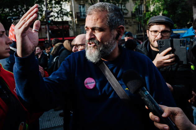 On Thursday, October 22, 2026, the high school and student protest planned in Paris, starting from the PitiÃ -SalpÃªtriere hospital (13th arrondissement), is finally being held as a static gathering. Banned on Wednesday by the Police Prefecture and then authorized by the administrative court, it saw a new prefectural decree cancel the march toward Place de la Bastille. Hundreds of protesters are gathered in front of the hospital, while several metro stations (Place d Italie, Austerlitz, Bastille) have remained closed since 10 a.m. - 22 10 2026 - France Paris Paris -  JanxSchmidt-Whitley LexPictorium LePictorium_0344763