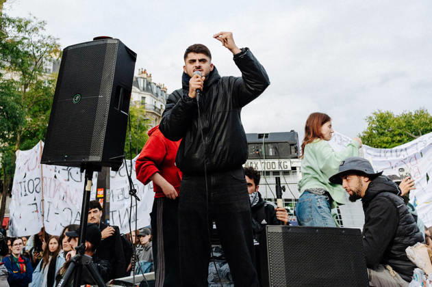 On Thursday, October 22, 2026, the high school and student protest planned in Paris, starting from the PitiÃ -SalpÃªtriere hospital (13th arrondissement), is finally being held as a static gathering. Banned on Wednesday by the Police Prefecture and then authorized by the administrative court, it saw a new prefectural decree cancel the march toward Place de la Bastille. Hundreds of protesters are gathered in front of the hospital, while several metro stations (Place d Italie, Austerlitz, Bastille) have remained closed since 10 a.m. - 22 10 2026 - France Paris Paris -  JanxSchmidt-Whitley LexPictorium LePictorium_0344769