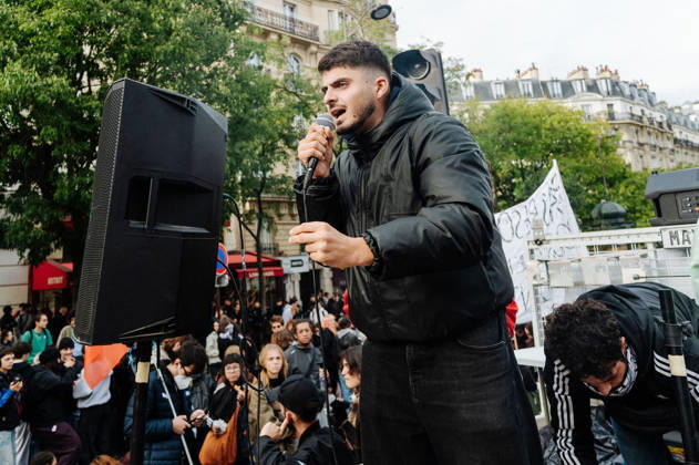 On Thursday, October 22, 2026, the high school and student protest planned in Paris, starting from the PitiÃ -SalpÃªtriere hospital (13th arrondissement), is finally being held as a static gathering. Banned on Wednesday by the Police Prefecture and then authorized by the administrative court, it saw a new prefectural decree cancel the march toward Place de la Bastille. Hundreds of protesters are gathered in front of the hospital, while several metro stations (Place d Italie, Austerlitz, Bastille) have remained closed since 10 a.m. - 22 10 2026 - France Paris Paris -  JanxSchmidt-Whitley LexPictorium LePictorium_0344771