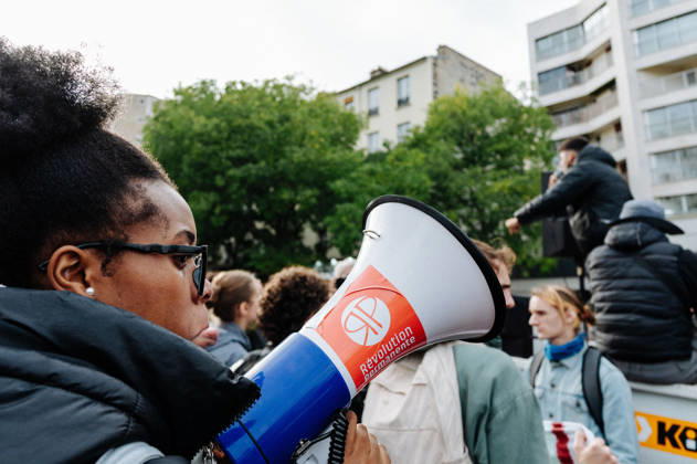 On Thursday, October 22, 2026, the high school and student protest planned in Paris, starting from the PitiÃ -SalpÃªtriere hospital (13th arrondissement), is finally being held as a static gathering. Banned on Wednesday by the Police Prefecture and then authorized by the administrative court, it saw a new prefectural decree cancel the march toward Place de la Bastille. Hundreds of protesters are gathered in front of the hospital, while several metro stations (Place d Italie, Austerlitz, Bastille) have remained closed since 10 a.m. - 22 10 2026 - France Paris Paris -  JanxSchmidt-Whitley LexPictorium LePictorium_0344772