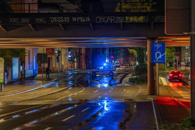 Fußgänger nach Zusammenstoß mit Mercedes lebensbedrohlich verletzt Am 22.10.2026 kam es gegen 19.10 Uhr an der Kreuzung Waldstraße Bismarckstraße in der Offenbacher Innenstadt zu einem schweren Verkehrsunfall. Ein 22-Jähriger war mit einem weißen Mercedes auf der Waldstraße in Richtung Spessartring unterwegs, als er mit einem 64-jährigen Fußgänger zusammenstieß. Der Mann wurde durch den Aufprall auf die Fahrbahn geschleudert und erlitt lebensbedrohliche Verletzungen. Rettungskräfte brachten ihn in kritischem Zustand in ein Krankenhaus, wo er intensivmedizinisch behandelt wurde. Die Polizei zog zur Rekonstruktion des Unfallgeschehens einen Sachverständigen hinzu und untersuchte unter anderem die gefahrene Geschwindigkeit sowie