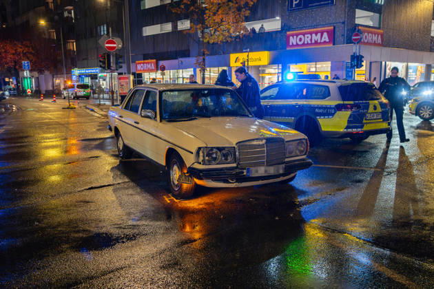 Fußgänger nach Zusammenstoß mit Mercedes lebensbedrohlich verletzt Am 22.10.2026 kam es gegen 19.10 Uhr an der Kreuzung Waldstraße Bismarckstraße in der Offenbacher Innenstadt zu einem schweren Verkehrsunfall. Ein 22-Jähriger war mit einem weißen Mercedes auf der Waldstraße in Richtung Spessartring unterwegs, als er mit einem 64-jährigen Fußgänger zusammenstieß. Der Mann wurde durch den Aufprall auf die Fahrbahn geschleudert und erlitt lebensbedrohliche Verletzungen. Rettungskräfte brachten ihn in kritischem Zustand in ein Krankenhaus, wo er intensivmedizinisch behandelt wurde. Die Polizei zog zur Rekonstruktion des Unfallgeschehens einen Sachverständigen hinzu und untersuchte unter anderem die gefahrene Geschwindigkeit sowie