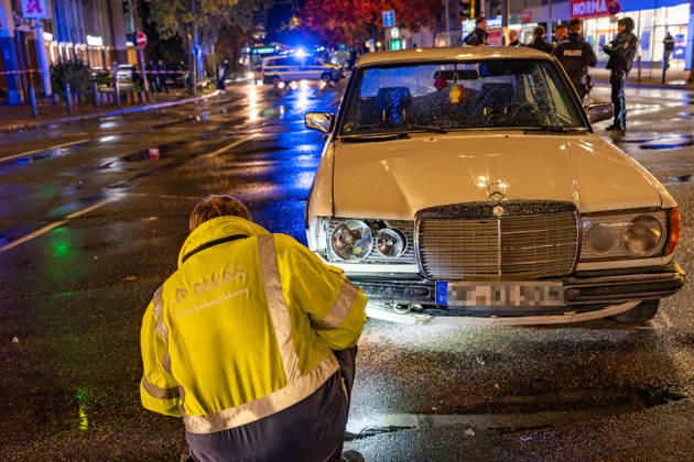 Fußgänger nach Zusammenstoß mit Mercedes lebensbedrohlich verletzt Am 22.10.2026 kam es gegen 19.10 Uhr an der Kreuzung Waldstraße Bismarckstraße in der Offenbacher Innenstadt zu einem schweren Verkehrsunfall. Ein 22-Jähriger war mit einem weißen Mercedes auf der Waldstraße in Richtung Spessartring unterwegs, als er mit einem 64-jährigen Fußgänger zusammenstieß. Der Mann wurde durch den Aufprall auf die Fahrbahn geschleudert und erlitt lebensbedrohliche Verletzungen. Rettungskräfte brachten ihn in kritischem Zustand in ein Krankenhaus, wo er intensivmedizinisch behandelt wurde. Die Polizei zog zur Rekonstruktion des Unfallgeschehens einen Sachverständigen hinzu und untersuchte unter anderem die gefahrene Geschwindigkeit sowie