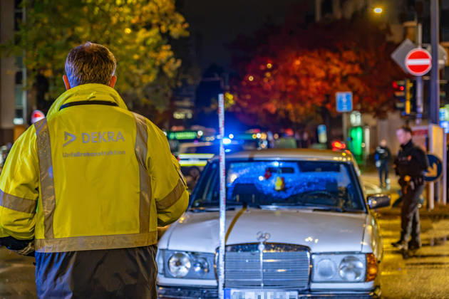 Fußgänger nach Zusammenstoß mit Mercedes lebensbedrohlich verletzt Am 22.10.2026 kam es gegen 19.10 Uhr an der Kreuzung Waldstraße Bismarckstraße in der Offenbacher Innenstadt zu einem schweren Verkehrsunfall. Ein 22-Jähriger war mit einem weißen Mercedes auf der Waldstraße in Richtung Spessartring unterwegs, als er mit einem 64-jährigen Fußgänger zusammenstieß. Der Mann wurde durch den Aufprall auf die Fahrbahn geschleudert und erlitt lebensbedrohliche Verletzungen. Rettungskräfte brachten ihn in kritischem Zustand in ein Krankenhaus, wo er intensivmedizinisch behandelt wurde. Die Polizei zog zur Rekonstruktion des Unfallgeschehens einen Sachverständigen hinzu und untersuchte unter anderem die gefahrene Geschwindigkeit sowie