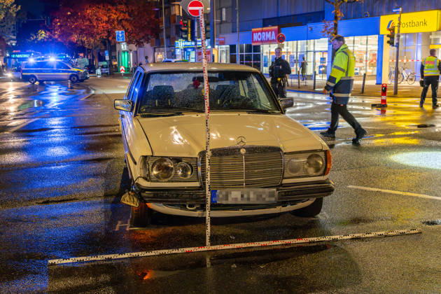 Fußgänger nach Zusammenstoß mit Mercedes lebensbedrohlich verletzt Am 22.10.2026 kam es gegen 19.10 Uhr an der Kreuzung Waldstraße Bismarckstraße in der Offenbacher Innenstadt zu einem schweren Verkehrsunfall. Ein 22-Jähriger war mit einem weißen Mercedes auf der Waldstraße in Richtung Spessartring unterwegs, als er mit einem 64-jährigen Fußgänger zusammenstieß. Der Mann wurde durch den Aufprall auf die Fahrbahn geschleudert und erlitt lebensbedrohliche Verletzungen. Rettungskräfte brachten ihn in kritischem Zustand in ein Krankenhaus, wo er intensivmedizinisch behandelt wurde. Die Polizei zog zur Rekonstruktion des Unfallgeschehens einen Sachverständigen hinzu und untersuchte unter anderem die gefahrene Geschwindigkeit sowie