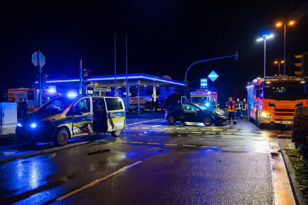 Streifenwagen und VW Golf kollidieren zwei Personen leicht verletzt Am 22.10.2026 kam es gegen 21:05 Uhr in Rüsselsheim am Main im Kreuzungsbereich Rugbyring und Friedrich-Ebert-Straße zu einem Unfall zwischen einem im Einsatz befindlichen Streifenwagen und einem VW Golf. Der VW krachte seitlich in das Polizeifahrzeug. Beide Fahrzeuge erlitten erheblichen Schaden. Die Beifahrerin des Polizeifahrzeugs und der Fahrer des VW Golf wurden leicht verletzt und in ein Krankenhaus transportiert. Die Unfallursache muss nun genau ermittelt werden, während der Rugbyring in Richtung Frankfurt für die Unfallaufnahme voll gesperrt war. Rüsselsheim am Main Hessen Deutschland