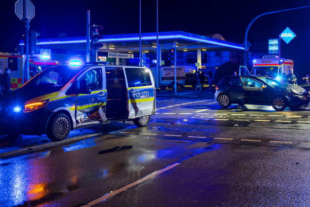 Streifenwagen und VW Golf kollidieren zwei Personen leicht verletzt Am 22.10.2026 kam es gegen 21:05 Uhr in Rüsselsheim am Main im Kreuzungsbereich Rugbyring und Friedrich-Ebert-Straße zu einem Unfall zwischen einem im Einsatz befindlichen Streifenwagen und einem VW Golf. Der VW krachte seitlich in das Polizeifahrzeug. Beide Fahrzeuge erlitten erheblichen Schaden. Die Beifahrerin des Polizeifahrzeugs und der Fahrer des VW Golf wurden leicht verletzt und in ein Krankenhaus transportiert. Die Unfallursache muss nun genau ermittelt werden, während der Rugbyring in Richtung Frankfurt für die Unfallaufnahme voll gesperrt war. Rüsselsheim am Main Hessen Deutschland