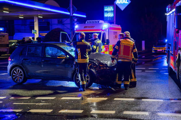 Streifenwagen und VW Golf kollidieren zwei Personen leicht verletzt Am 22.10.2026 kam es gegen 21:05 Uhr in Rüsselsheim am Main im Kreuzungsbereich Rugbyring und Friedrich-Ebert-Straße zu einem Unfall zwischen einem im Einsatz befindlichen Streifenwagen und einem VW Golf. Der VW krachte seitlich in das Polizeifahrzeug. Beide Fahrzeuge erlitten erheblichen Schaden. Die Beifahrerin des Polizeifahrzeugs und der Fahrer des VW Golf wurden leicht verletzt und in ein Krankenhaus transportiert. Die Unfallursache muss nun genau ermittelt werden, während der Rugbyring in Richtung Frankfurt für die Unfallaufnahme voll gesperrt war. Rüsselsheim am Main Hessen Deutschland