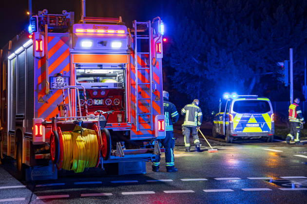 Streifenwagen und VW Golf kollidieren zwei Personen leicht verletzt Am 22.10.2026 kam es gegen 21:05 Uhr in Rüsselsheim am Main im Kreuzungsbereich Rugbyring und Friedrich-Ebert-Straße zu einem Unfall zwischen einem im Einsatz befindlichen Streifenwagen und einem VW Golf. Der VW krachte seitlich in das Polizeifahrzeug. Beide Fahrzeuge erlitten erheblichen Schaden. Die Beifahrerin des Polizeifahrzeugs und der Fahrer des VW Golf wurden leicht verletzt und in ein Krankenhaus transportiert. Die Unfallursache muss nun genau ermittelt werden, während der Rugbyring in Richtung Frankfurt für die Unfallaufnahme voll gesperrt war. Rüsselsheim am Main Hessen Deutschland