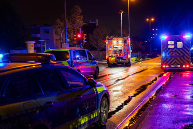 Streifenwagen und VW Golf kollidieren zwei Personen leicht verletzt Am 22.10.2026 kam es gegen 21:05 Uhr in Rüsselsheim am Main im Kreuzungsbereich Rugbyring und Friedrich-Ebert-Straße zu einem Unfall zwischen einem im Einsatz befindlichen Streifenwagen und einem VW Golf. Der VW krachte seitlich in das Polizeifahrzeug. Beide Fahrzeuge erlitten erheblichen Schaden. Die Beifahrerin des Polizeifahrzeugs und der Fahrer des VW Golf wurden leicht verletzt und in ein Krankenhaus transportiert. Die Unfallursache muss nun genau ermittelt werden, während der Rugbyring in Richtung Frankfurt für die Unfallaufnahme voll gesperrt war. Rüsselsheim am Main Hessen Deutschland