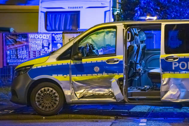Streifenwagen und VW Golf kollidieren zwei Personen leicht verletzt Am 22.10.2026 kam es gegen 21:05 Uhr in Rüsselsheim am Main im Kreuzungsbereich Rugbyring und Friedrich-Ebert-Straße zu einem Unfall zwischen einem im Einsatz befindlichen Streifenwagen und einem VW Golf. Der VW krachte seitlich in das Polizeifahrzeug. Beide Fahrzeuge erlitten erheblichen Schaden. Die Beifahrerin des Polizeifahrzeugs und der Fahrer des VW Golf wurden leicht verletzt und in ein Krankenhaus transportiert. Die Unfallursache muss nun genau ermittelt werden, während der Rugbyring in Richtung Frankfurt für die Unfallaufnahme voll gesperrt war. Rüsselsheim am Main Hessen Deutschland