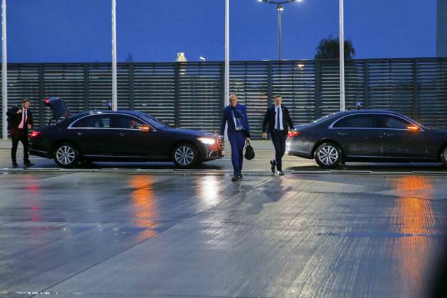 Schönefeld bei Berlin, Brandenburg, Deutschland, 22.10.2026: Flughafen BER: Auslandsreise des Kanzlers nach Montenegro: Bundeskanzler Friedrich Merz (CDU) kommt auf dem Rollfeld an und steigt beim Abflug in ein Flugzeug der Flugbereitschaft. Copyright: xdtsxNachrichtenagenturx dts_140207