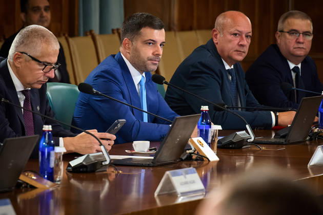 Romanian Government, Cabinet Meeting Bucharest, Romania. 23rd Oct, 2026: Stefan Ovidiu Popa (C-L), Minister of Transport, attends the government meeting at Victoria Palace, the Romanian Government headquarters. Bucharest Romania Copyright: xLucianxAlecux