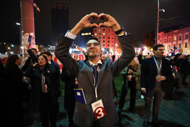 SERBIA, BELGRADE - OCTOBER 22, 2026: A man makes a hand heart during a rally held by the Student List movement ahead of the 2026 Serbian parliamentary election scheduled for October 25. Alexander Ryumin TASS  99800655