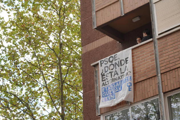 The Gasteiz Housing Union is organizing a rally to protest the eviction of a family with six minor children. A sign at a rally to try to prevent an eviction, on October 23, 2026, in Vitoria-Gasteiz, Álava, Basque Country, Spain. The Gasteiz Housing Union has organized a rally to try to prevent the eviction of a family with six minor children; the reason for the eviction is the expiration of the rental agreement for the home after years of residence, amid the housing crisis and without the family having been provided with alternative housing by the authorities. OCTOBER 23, 2026 In Vitoria Gasteiz, Álava, Basque Country Vitoria Gasteiz, Álava, Basque Country Spain Copyright: xInakixBerasalucex 7863083