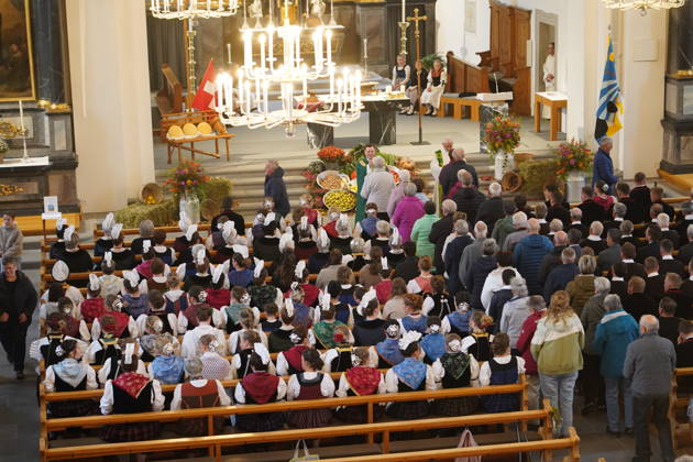 2310.26 Kerns Obwalden Schweiz. Aelplerchilbi Erntedank und Aelplerfest.Abschluss des Alpsommers. Bild . Gottesdienst Leute in Tracht