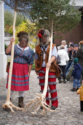 2310.26 Kerns Obwalden Schweiz. Aelplerchilbi Erntedank und Aelplerfest.Abschluss des Alpsommers. Bild . Wildmaa Wildmann und Wildwyb Wildweib.