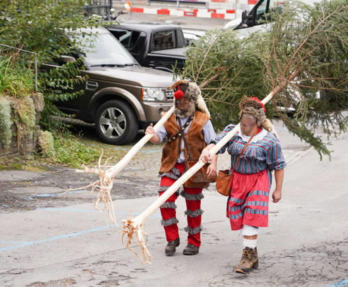 2310.26 Kerns Obwalden Schweiz. Aelplerchilbi Erntedank und Aelplerfest.Abschluss des Alpsommers. Bild . Wildmaa Wildmann und Wildwyb Wildweib.