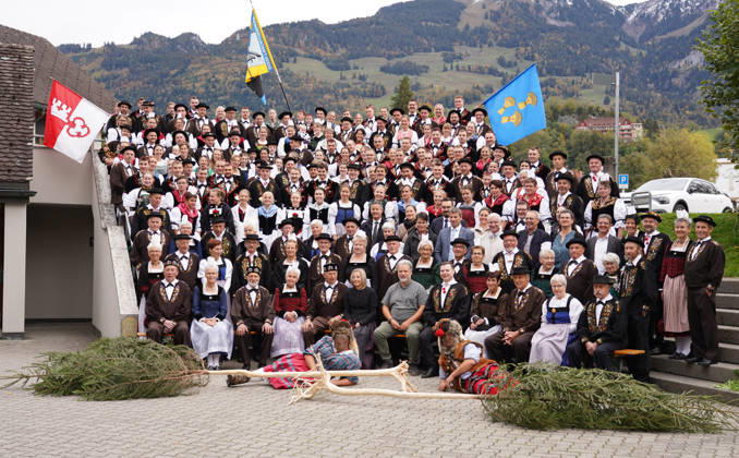 2310.26 Kerns Obwalden Schweiz. Aelplerchilbi Erntedank und Aelplerfest.Abschluss des Alpsommers. Bild .Gruppe Aelpler mit Wildmaa Wildmann und Wildwyb Wildweib.