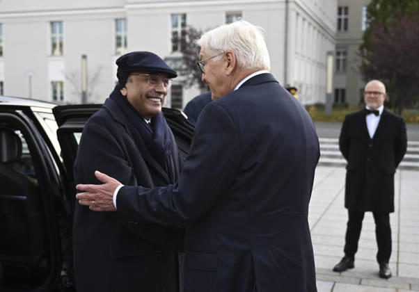 Pakistani President Asif Ali Zardari in Berlin BERLIN, GERMANY - OCTOBER 23: German President Frank-Walter Steinmeier welcomes Pakistani President Asif Ali Zardari during a military ceremony at the German Ministry of Defense in Berlin, Germany, on October 23, 2026. Halil Sagirkaya Anadolu Berlin Germany. Editorial use only. Please get in touch for any other usage.  Copyright: x2026xAnadoluxHalilxSagirkayax