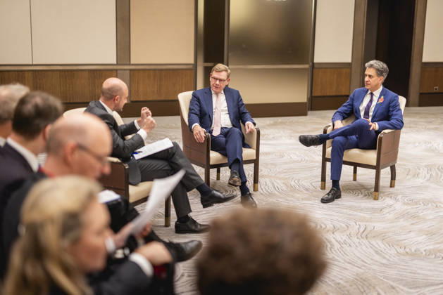 (L-R) Jean-Noel Barrot, Aussenminister von Frankreich, Johann Wadephul (CDU), Bundesaussenminister, und Ed Miliband, Aussenminister von Grossbritannien, aufgenommen im Rahmen eines Treffens in Istanbul, 23.10.2026. Fotografiert im Auftrag des Auswaertigen Amtes Istanbul Tuerkei Copyright: xJulianexSonntagx