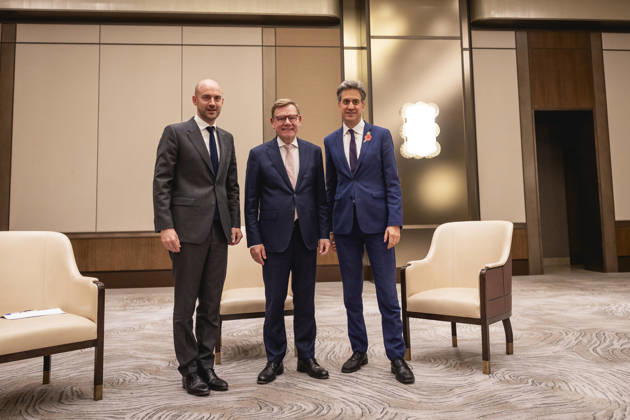 (L-R) Jean-Noel Barrot, Aussenminister von Frankreich, Johann Wadephul (CDU), Bundesaussenminister, und Ed Miliband, Aussenminister von Grossbritannien, aufgenommen im Rahmen eines Treffens in Istanbul, 23.10.2026. Fotografiert im Auftrag des Auswaertigen Amtes Istanbul Tuerkei Copyright: xJulianexSonntagx