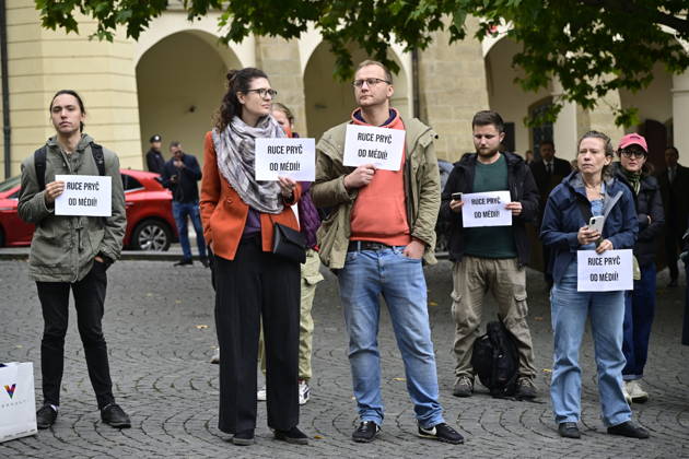 People demonstrate against the governing coalition s plan to abolish license fees for Czech Television (CT) and Czech Radio (CRo), on the Lesser Town Square, in Prague, Czech Republic, on October 23, 2026. The hastily organized protest was a response to the fact that coalition lawmakers today pushed through a motion in the Chamber of Deputies to give priority to the first reading of this bill. (CTKxPhoto RomanxVondrous) CTKPhotoP2026102304934  CTKPhotoP2026102304934