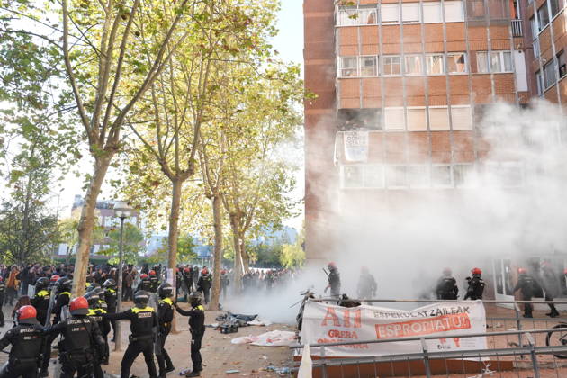The Gasteiz Housing Union calls for a rally to protest the eviction of a family with six minor children. Ertzaintza officers intervene during a rally to try to prevent an eviction, on October 23, 2026, in Vitoria-Gasteiz, Álava, Basque Country, Spain. The Gasteiz Housing Union has organized a rally to try to prevent the eviction of a family with six minor children; the reason for the eviction is the expiration of the rental agreement for the home after years of residence, amid the housing crisis and without the family having been provided with alternative housing by the authorities. October 23, 2026, in Vitoria-Gasteiz, Álava, Basque Country, Spain Copyright: xInakixBerasalucex 7863729