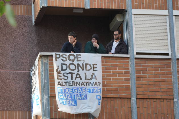 The Gasteiz Housing Union calls for a rally to protest the eviction of a family with six minor children. Ertzaintza officers intervene during a rally to try to prevent an eviction, on October 23, 2026, in Vitoria-Gasteiz, Álava, Basque Country, Spain. The Gasteiz Housing Union has organized a rally to try to prevent the eviction of a family with six minor children; the reason for the eviction is the expiration of the rental agreement for the home after years of residence, amid the housing crisis and without the family having been provided with alternative housing by the authorities. October 23, 2026, in Vitoria-Gasteiz, Álava, Basque Country, Spain Copyright: xInakixBerasalucex 7863734