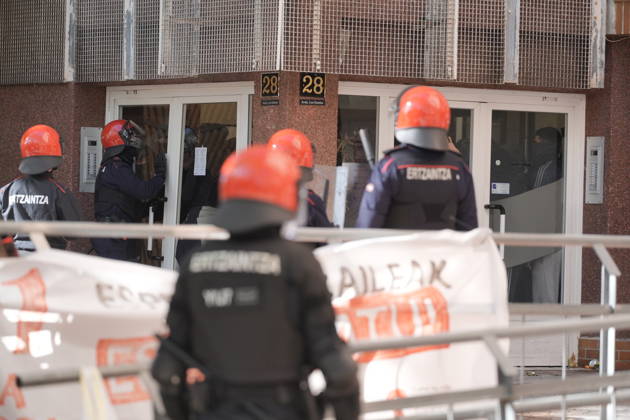 The Gasteiz Housing Union calls for a rally to protest the eviction of a family with six minor children. Ertzaintza officers intervene during a rally to try to prevent an eviction on October 23, 2026, in Vitoria-Gasteiz, Álava, Basque Country, Spain. The Gasteiz Housing Union has organized a rally to try to prevent the eviction of a family with six minor children; the reason for the eviction is the expiration of the rental agreement for the home after years of residence, amid the housing crisis and without the family having been provided with alternative housing by the authorities. October 23, 2026, in Vitoria-Gasteiz, Álava, Basque Country, Spain Copyright: xInakixBerasalucex 7863720