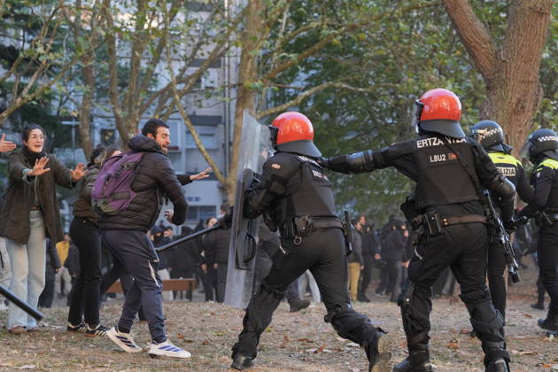 The Gasteiz Housing Union calls for a rally to protest the eviction of a family with six minor children. Ertzaintza officers intervene during a rally to try to prevent an eviction on October 23, 2026, in Vitoria-Gasteiz, Álava, Basque Country, Spain. The Gasteiz Housing Union has organized a rally to try to prevent the eviction of a family with six minor children; the reason for the eviction is the expiration of the rental agreement for the home after years of residence, amid the housing crisis and without the family having been provided with alternative housing by the authorities. October 23, 2026, in Vitoria-Gasteiz, Álava, Basque Country, Spain Copyright: xInakixBerasalucex 7863738
