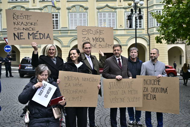 STAN MPs, standing from left, Vera Kovarova, Barbora Urbanova, Karel Dvorak, Vit Rakusan, Jan Lacina and Jan Berki demonstrate against the governing coalition s plan to abolish license fees for Czech Television (CT) and Czech Radio (CRo), on the Lesser Town Square, in Prague, Czech Republic, on October 23, 2026. The hastily organized protest was a response to the fact that coalition lawmakers today pushed through a motion in the Chamber of Deputies to give priority to the first reading of this bill. (CTKxPhoto RomanxVondrous) CTKPhotoP2026102304877 CTKPhotoP2026102304877