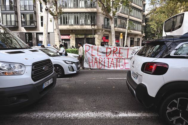 October 23, 2026, Barcelona, Barcelona, Spain: Barcelona, Spain. Demonstrators march during a protest called by the camp for the the right to housing at Plaza Catalunya. Barcelona Spain - ZUMAm214 20261023_zip_m214_006 Copyright: xMatteoxSeccix