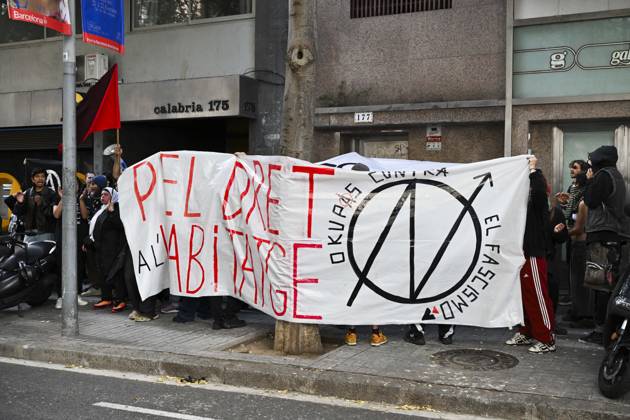 October 23, 2026, Barcelona, Barcelona, Spain: Barcelona, Spain. Demonstrators occupy a building at carrer Calabria 177 in the Eixample neighbourhood during a protest called by the camp for the the right to housing in Plaza Catalunya. Eixample has become one of the many areas unaccesible to citizens with the rising of rental prices in Barcelona. Barcelona Spain - ZUMAm214 20261023_zip_m214_018 Copyright: xMatteoxSeccix