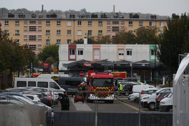 SHOOTER IN TRAPPES PHOTO: QR LE PARISIEN Le Parisien Arnaud Journois Plaisir October 23, 2026 Trappes, Yvelines, on October 23, 2026 Shooting in Trappes at the building where the suspect lives in Plaisir, 78 Photo: Le ParisArnaud Journois One person was killed and four others were seriously wounded when shots were fired from a vehicle in a Parisian suburb on October 23, 2026, in Plaisir, 78, France  Copyright: xPHOTOPQR LExPARISIEN MAXPPPxLexParisienx xArnaudxJournoisx 20261023LPA3995 20261023LPA3995
