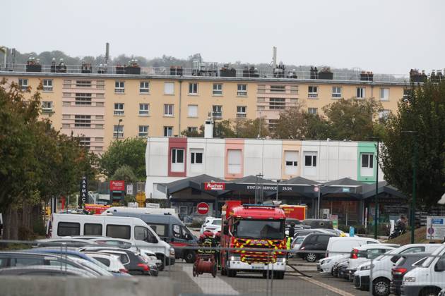 SHOOTER IN TRAPPES PHOTO: QR LE PARISIEN Le Parisien Arnaud Journois Plaisir October 23, 2026 Trappes, Yvelines, on October 23, 2026 Shooting in Trappes at the building where the suspect lives in Plaisir, 78 Photo: Le ParisArnaud Journois One person was killed and four others were seriously wounded when shots were fired from a vehicle in a Parisian suburb on October 23, 2026, in Plaisir, 78, France  Copyright: xPHOTOPQR LExPARISIEN MAXPPPxLexParisienx xArnaudxJournoisx 20261023LPA4049 20261023LPA4049