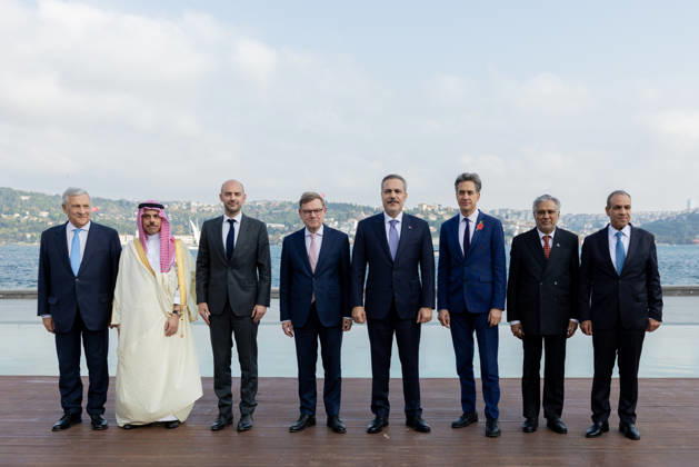 R4 and E3 Foreign Ministers Meeting in Istanbul ISTANBUL, TURKIYE - OCTOBER 23: Turkish Foreign Minister Hakan Fidan, British Foreign Minister Ed Miliband, German Foreign Minister Johann Wadephul, French Foreign Minister Jean-Noel Barrot, Italian Deputy Prime Minister and Foreign Minister Antonio Tajani, Pakistani Foreign Minister Muhammad Ishaq Dar, Egyptian Foreign Minister Badr Abdelatty and Saudi Foreign Minister Faisal bin Farhan Al Saud pose for a family photo during the R4 and E3 Foreign Ministers Meeting, in Istanbul, Turkiye on October 23, 2026. Mustafa Hatipoglu Anadolu Istanbul Turkey. Editorial use only. Please get in touch for any other usage. Copyright: x2026xAnadoluxMustafaxHatipoglux