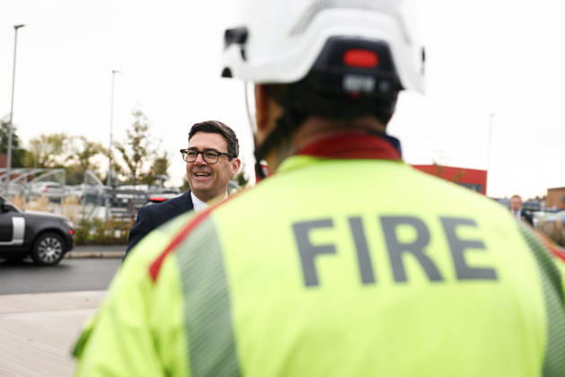 Prime Minister Andy Burnham hosts Wildfire Summit 23 10 2026. Aintree, United Kingdom. Prime Minister Andy Burnham meets fire and rescue staff as he hosts Wildfire Summit at the National Resilience Centre of Excellence., Credit:Ben Perry B66 Avalon United Kingdom, Merseyside, Aintree, 10 Downing Street  Copyright: xBenxPerryx xB66x xAvalonx 1145898084