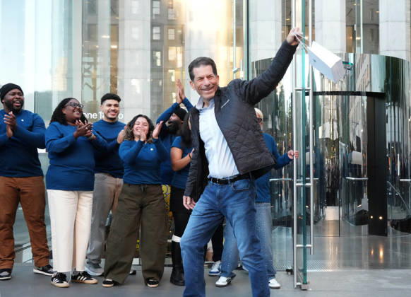 October 23, 2026, New York, Ny, USA: Apple IPhone Duo Launch,.The Apple Store Fifth Avenue, NYC.October 23, 2026 . New York USA - ZUMAms4_ 20261023_faf_ms4_013 Copyright: xSoniaxMoskowitzxGordonx