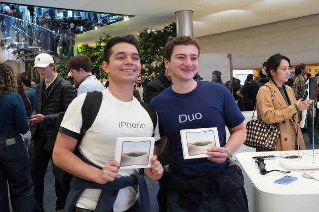 October 23, 2026, New York, Ny, USA: Apple IPhone Duo Launch,.The Apple Store Fifth Avenue, NYC.October 23, 2026 . New York USA - ZUMAms4_ 20261023_faf_ms4_015 Copyright: xSoniaxMoskowitzxGordonx