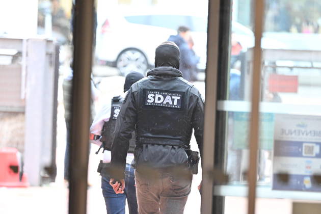 Deadly drive-by shooting attack in Paris suburb of Trappes TRAPPES, FRANCE - OCTOBER 23: SDAT member investigate the scene following a shooting killing at least one person and injuring four others according to police sources, in Trappes, Paris suburb, France on October 23, 2026. Mustafa Yalcin Anadolu Trappes France. Editorial use only. Please get in touch for any other usage.  Copyright: x2026xAnadoluxMustafaxYalcinx