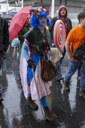 October 23, 2026, London, London, UK: London, UK. Visitors dressed as characters arrive at the London MCM Comic Con held at the Excel venue. The event is the UK s largest pop culture fan convention, celebrating comic books, movies, TV shows, anime, manga, video games, sci-fi, and fantasy. London UK - ZUMAl94_ 20261023_zaf_l94_093 Copyright: xRayxTangx